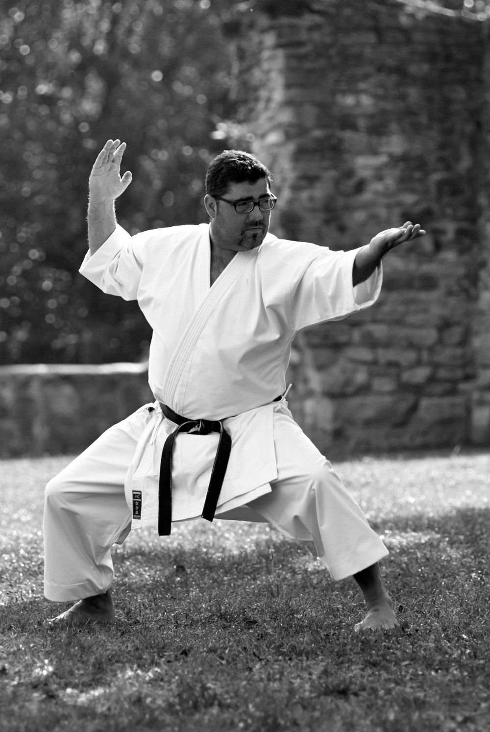 Karate-Trainer bei einer traditionellen Kata im Freien